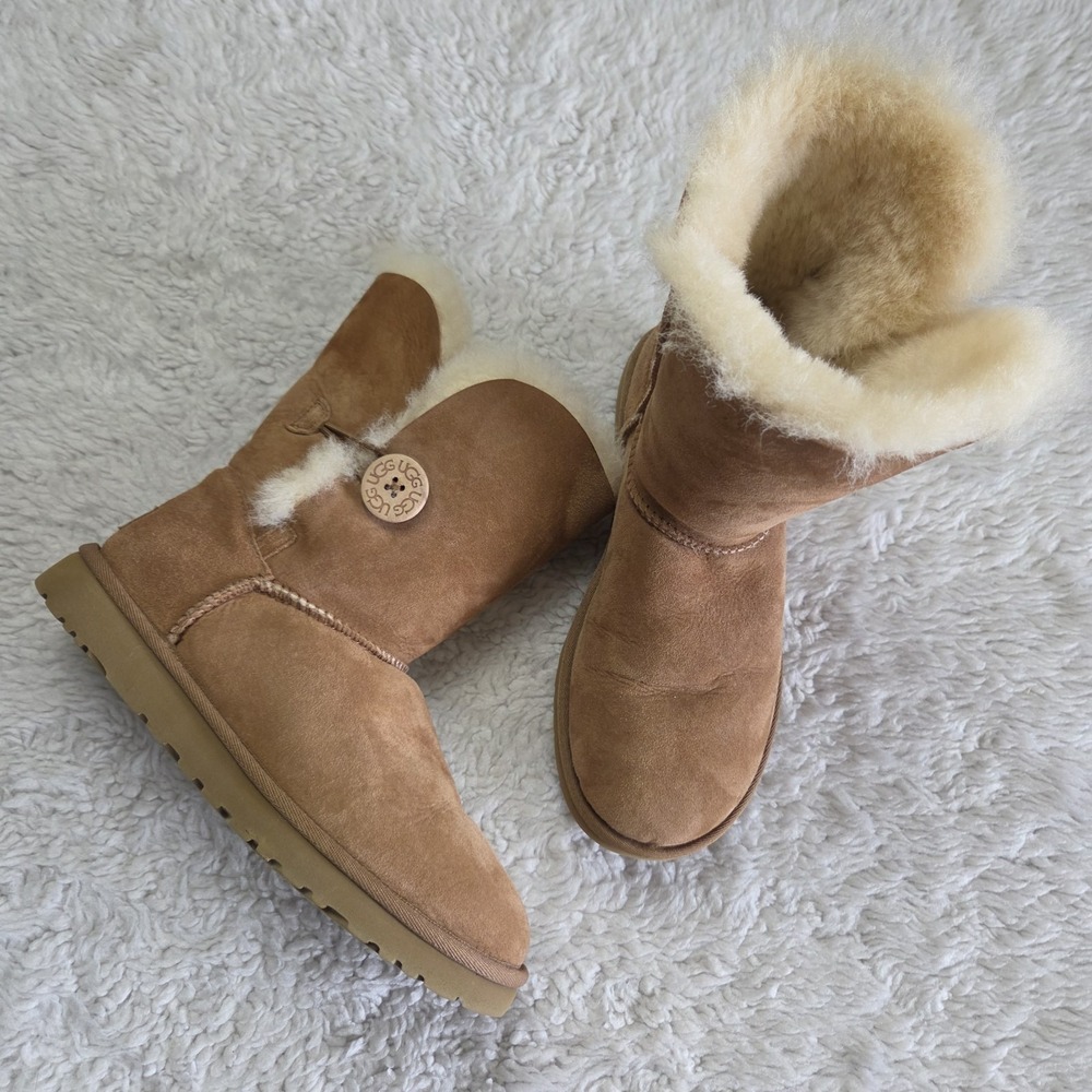 UGG Bailey Button Suede Round Toe Winter Snow Boots Women's 7 Chestnut Brown